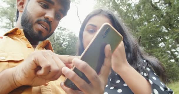 Indisches Paar Park Mit Smartphone — Stockvideo