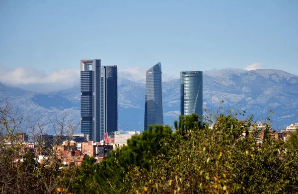 Madrid Spain Nov 2021 Вид Чотири Хмарочоси Хмарними Горами Задньому — стокове фото