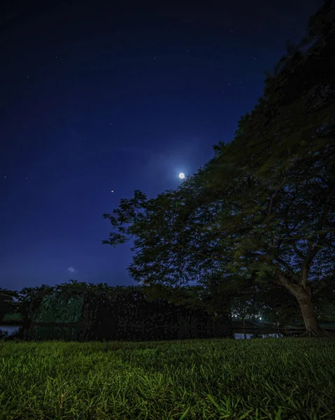 Una Hermosa Toma Patio Por Noche —  Fotos de Stock