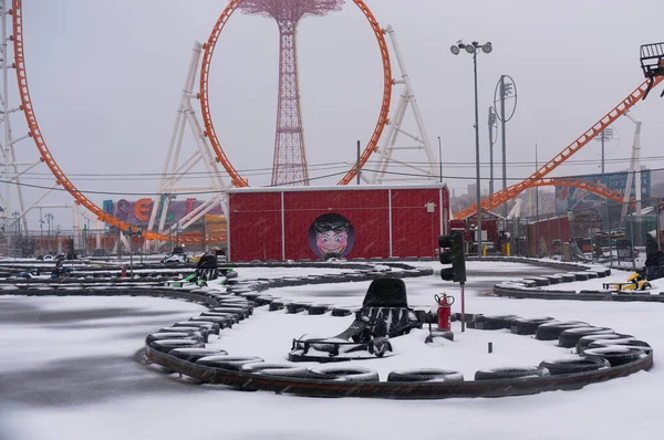 Bir Lunaparkta Kar Altında Bir Araba Manzarası — Stok fotoğraf