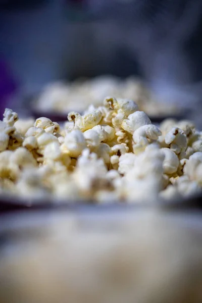 Eine Vertikale Nahaufnahme Von Einer Schüssel Voll Popcorn — Stockfoto