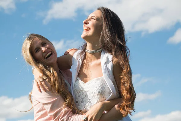 Pár Argentinských Žen Směje Jeden Druhému Pod Modrou Oblohou — Stock fotografie