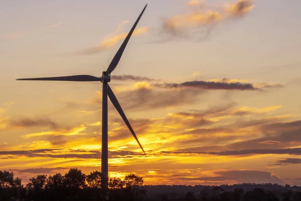 Una Turbina Eólica Que Genera Energía Verde Sostenible Silueta Contra — Foto de Stock