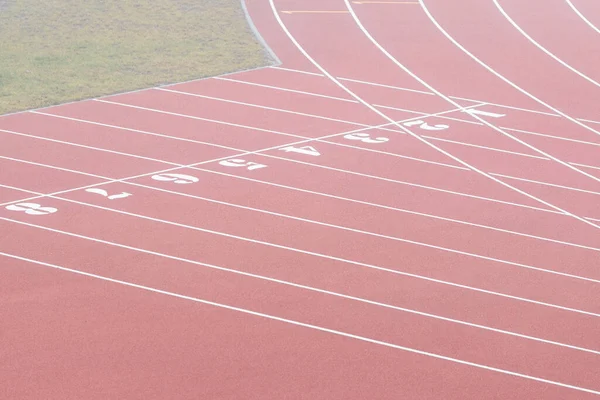 Açık Bir Stadyumda Üzerinde Işaretler Olan Bir Koşu Pisti — Stok fotoğraf