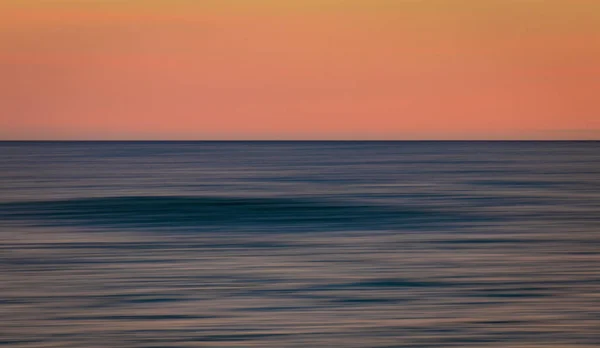 Der Wunderschöne Farbenfrohe Sonnenuntergang Über Dem Meer Mit Spiegelung Wasser — Stockfoto