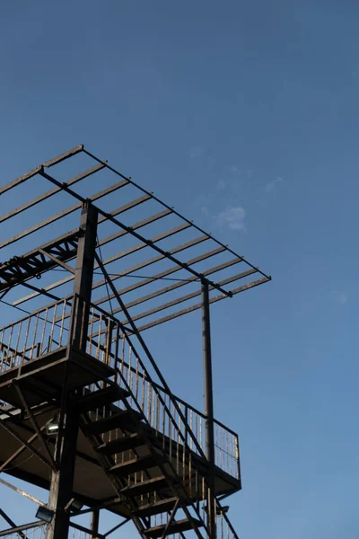 澄んだ青空の下で金属製の構造物の低角度ショット — ストック写真