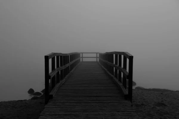 Het Uitzicht Lege Pier Aan Het Scandinavische Strand Bij Mistig — Stockfoto