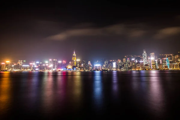 夜になると香港のワンチャイ地区の街並みがライトアップされます — ストック写真