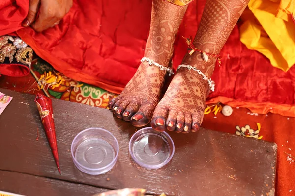 Close Shot Legs Indian Bride Wearing Leg Chain Applied Mehndi — Stockfoto