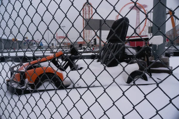 Pintoresco Plano Coche Kart Bajo Nieve Parque Atracciones —  Fotos de Stock