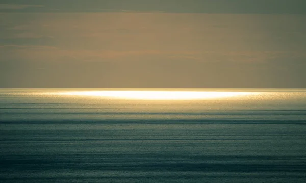 Ein Atemberaubender Blick Auf Den Sonnenuntergang Über Die Ruhige Meeresoberfläche — Stockfoto