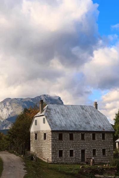 Paisaje Espeluznante Una Casa Dos Pisos Montaña Bajo Cielo Nublado — Foto de Stock