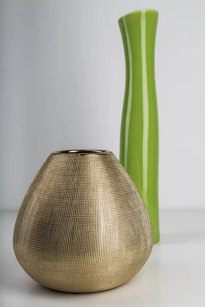 Selective Focus Shot Golden Ceramic Vase Green One Background — 图库照片