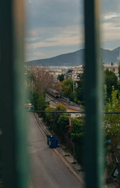 窓の手すりからの通りの垂直方向のビュー ギリシャのアテネ — ストック写真