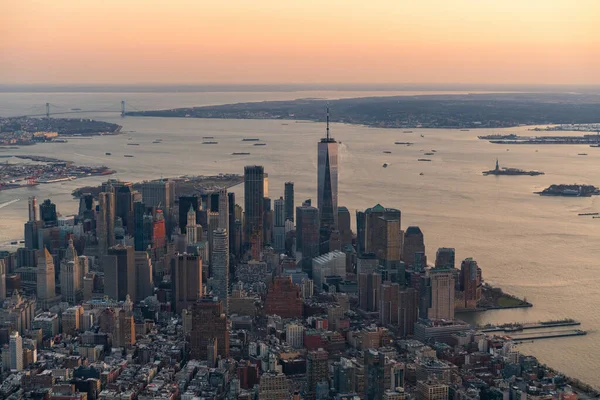 Een Luchtfoto Van Het Stadsgezicht Van New York City Omgeven — Stockfoto