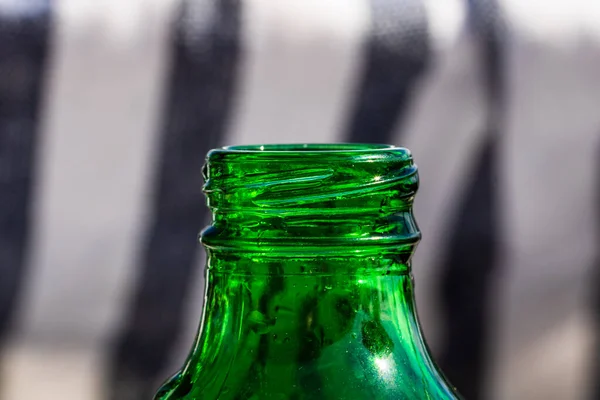 Nahaufnahme Der Spitze Einer Grünen Flasche Vor Verschwommenem Hintergrund — Stockfoto