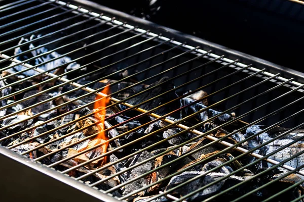 Api Yang Menyala Dalam Panggangan Arang Barbekyu — Stok Foto