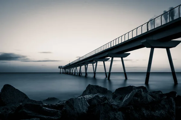 地中海に架かるポン ペトロリ橋は スペインの夕方に曇った空に対して — ストック写真