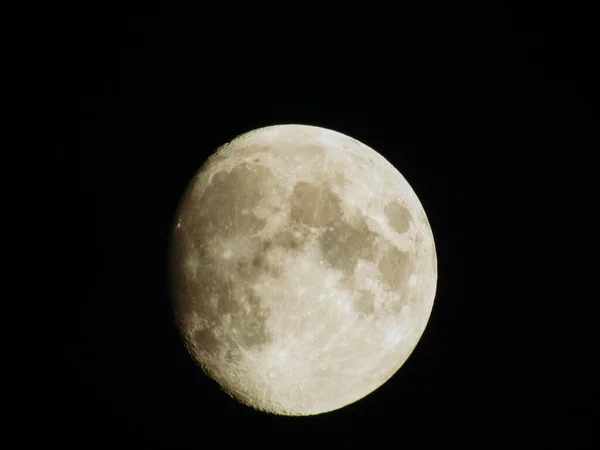 Una Luna Piena Nell Oscurità Isolata Sullo Sfondo Nero — Foto Stock