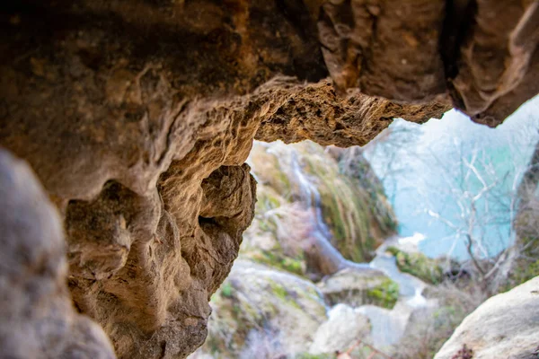 Plano Escénico Tomado Cueva Una Cascada Colinas Lago —  Fotos de Stock
