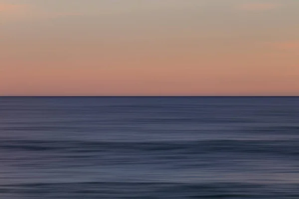 Belo Pôr Sol Colorido Sobre Mar Com Reflexão Água — Fotografia de Stock