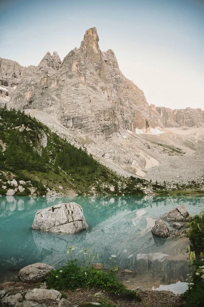 Plano Vertical Del Hermoso Lago Sorapis Cortina Italia Durante Día —  Fotos de Stock