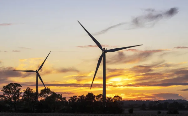 Zwei Windräder Vor Einem Wunderschönen Sonnenuntergang Erzeugen Grünen Strom Hochwertiges — Stockfoto