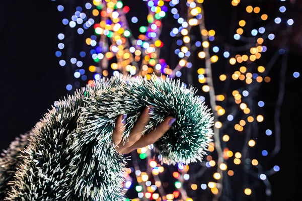 Una Persona Che Tiene Decorazione Natale Contro Bokeh Luci Sfondo — Foto Stock