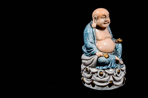 Восточная Буддистская Статуя Изолированная Черном Фоне — стоковое фото
