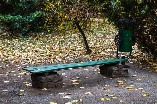 Sonbahar Yaprakları Yere Saçılmış Bir Bankın Doğal Görüntüsü — Stok fotoğraf