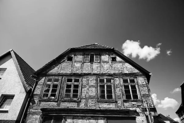 Una Foto Scala Grigi Della Vecchia Facciata Della Casa — Foto Stock