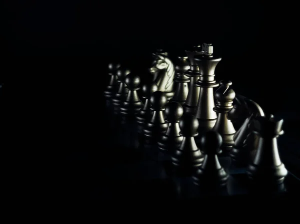 Eine Nahaufnahme Eines Schachbretts Und Grauer Figuren Auf Schwarzem Hintergrund — Stockfoto