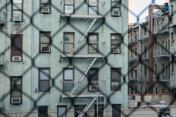 Výběrový Snímek Newyorských Bytových Domů Řetězovým Plotem — Stock fotografie