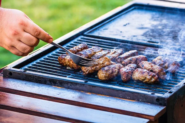 Zbliżenie Ręki Mężczyzny Przygotowującego Bułki Mięsne Grillu — Zdjęcie stockowe