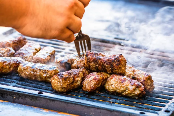 Primo Piano Della Mano Uomo Preparazione Involtini Carne Sul Barbecue — Foto Stock