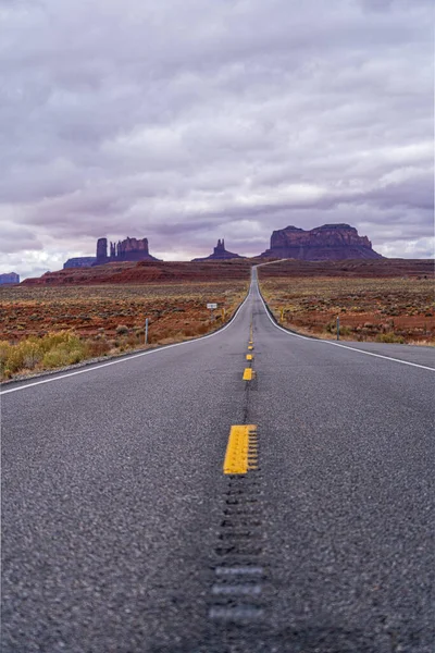 Tiro Vertical Uma Estrada Monument Valley Oljato Monument Usa — Fotografia de Stock