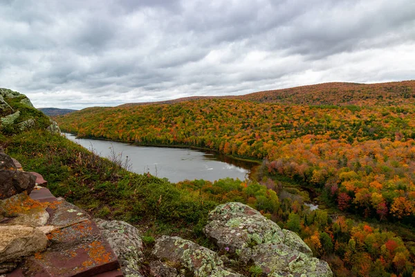 Michigan Sonbaharda Bir Ormanla Çevrili Bulutlar Gölü Manzarası — Stok fotoğraf