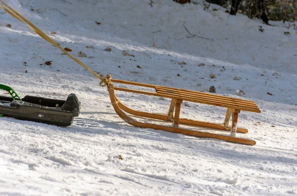 Leere Holzschlitten Einem Sonnigen Wintertag Bergauf Ziehen — Stockfoto