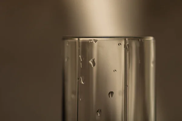 Een Close Shot Van Een Leeg Glas Met Waterdruppels Tegen — Stockfoto