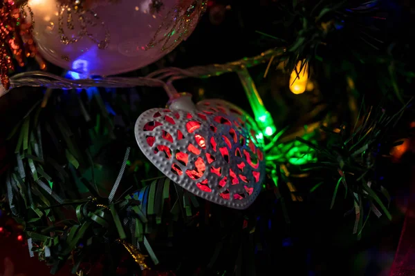Primo Piano Belle Decorazioni Ornamenti Appesi Albero Natale Con Luci — Foto Stock