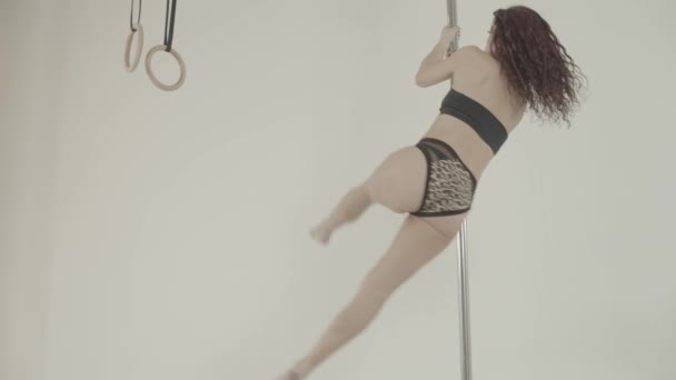 Nagranie Młodej Atletycznej Kobiety Tańczącej Słupie — Wideo stockowe