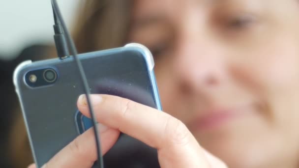 Nahaufnahme Einer Frau Die Mit Einem Smartphone Chattet — Stockvideo