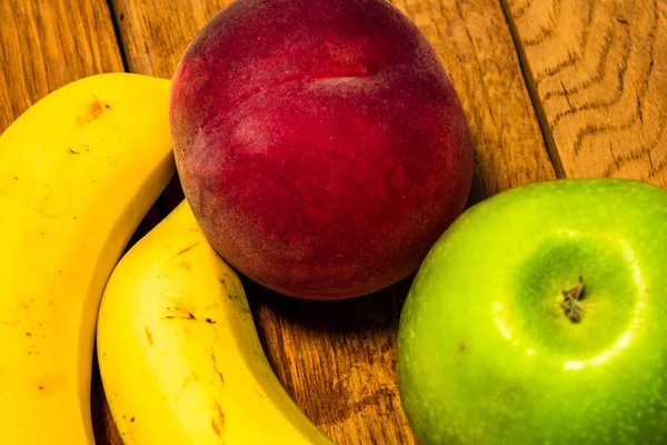 Bananen Äpfel Und Pfirsiche Auf Dem Holztisch — Stockfoto