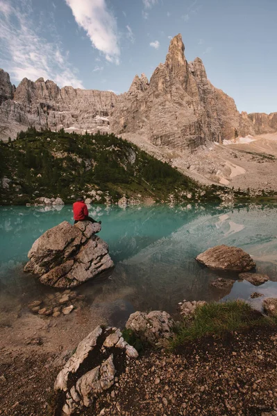 Plano Vertical Una Persona Observando Hermoso Lago Sorapis Cortina Italia — Foto de Stock