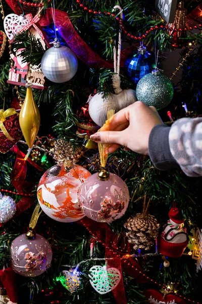 Plan Vertical Une Femme Tenant Une Décoration Accrochée Arbre Noël — Photo