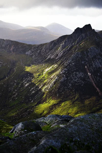 Eine Vertikale Aufnahme Der Felsigen Gipfel Der Berge Naturlandschaft — Stockfoto