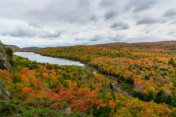 Bulutlar Gölü Nün Bir Manzarası Michigan Sonbaharda Bir Ormanla Çevrilidir — Stok fotoğraf