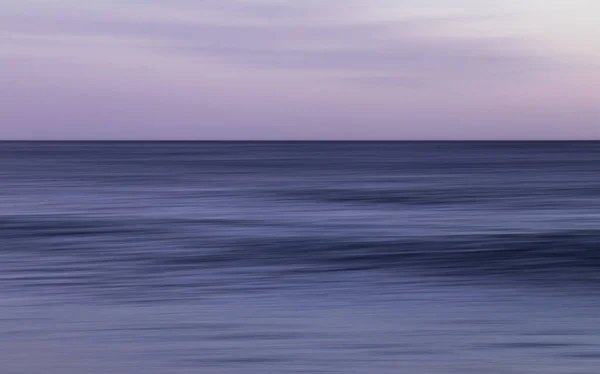 Όμορφο Πολύχρωμο Ηλιοβασίλεμα Πάνω Από Θάλασσα Αντανάκλαση Στο Νερό — Φωτογραφία Αρχείου