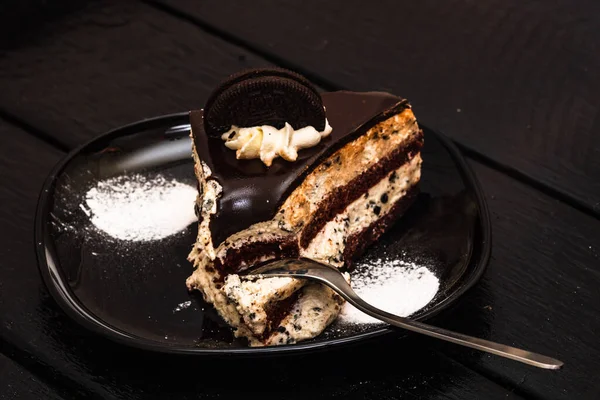 Plan Rapproché Dessert Mousse Chocolat Sur Une Assiette Noire — Photo