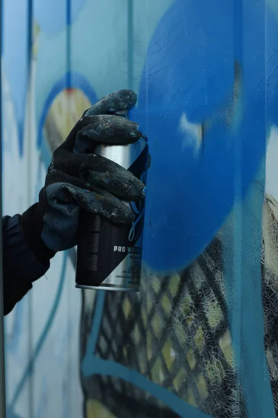 Вертикальный Снимок Руки Синими Граффити Стене — стоковое фото